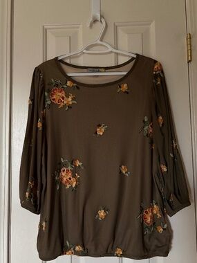 Figueroa & Flower Size Medium Floral Olive Green Top